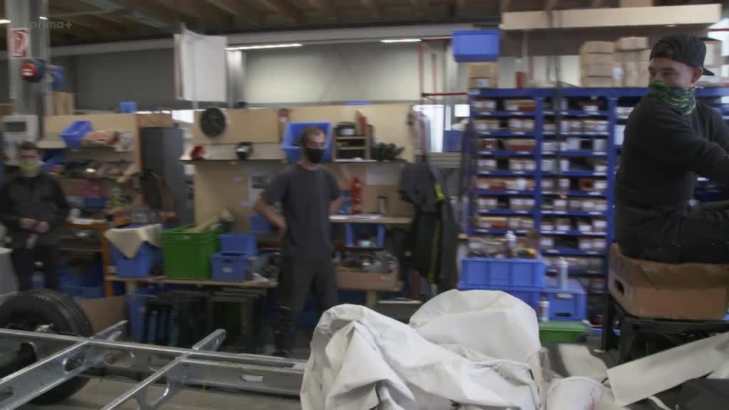 Vyjimecne projekty S03E02 Luxusni obytny vuz [Exceptional Engineering The Luxury Motorhome Freedom on Wheels] (cz en 576p) mkv