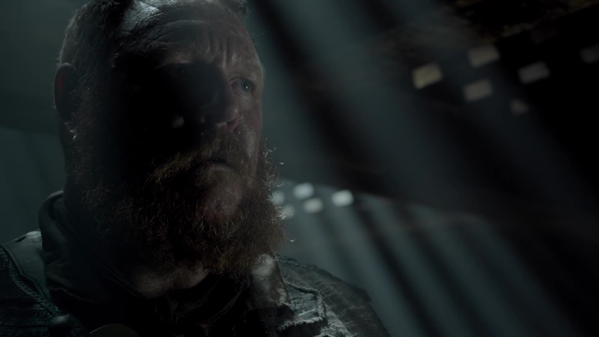 Pod černou vlajkou S03E01 10 2016 CZ dab 1080p Mračna se stahují mp4