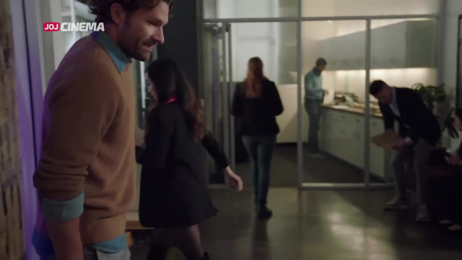 Náhodná láska (2022)(FullHD) sestřih romantických scén seznamování přes SMS.mp4