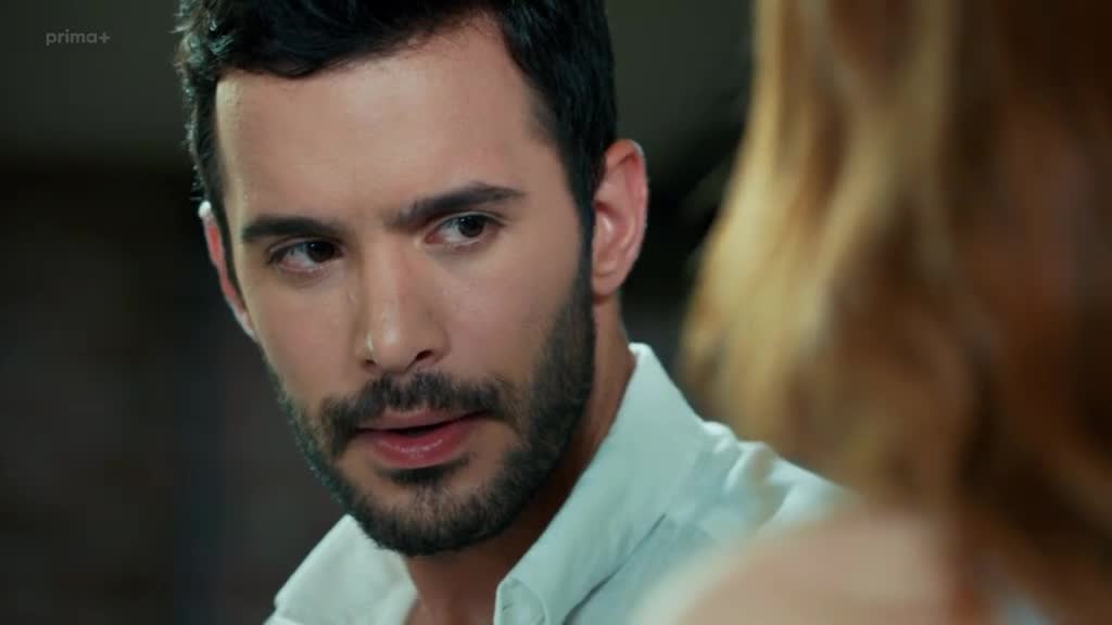 Ve hře je láska 01x999 Defne (Elçin Sangu) a Ömer (Barış Arduç) romantické scény sestřih.mp4