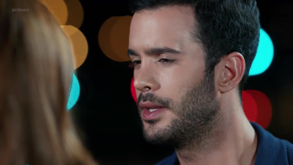 Ve hře je láska 01x999 Defne (Elçin Sangu) a Ömer (Barış Arduç) romantické scény sestřih.mp4