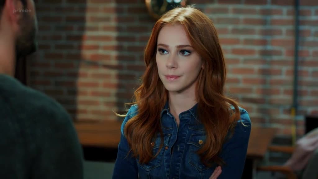 Ve hře je láska 01x999 Defne (Elçin Sangu) a Ömer (Barış Arduç) romantické scény sestřih.mp4