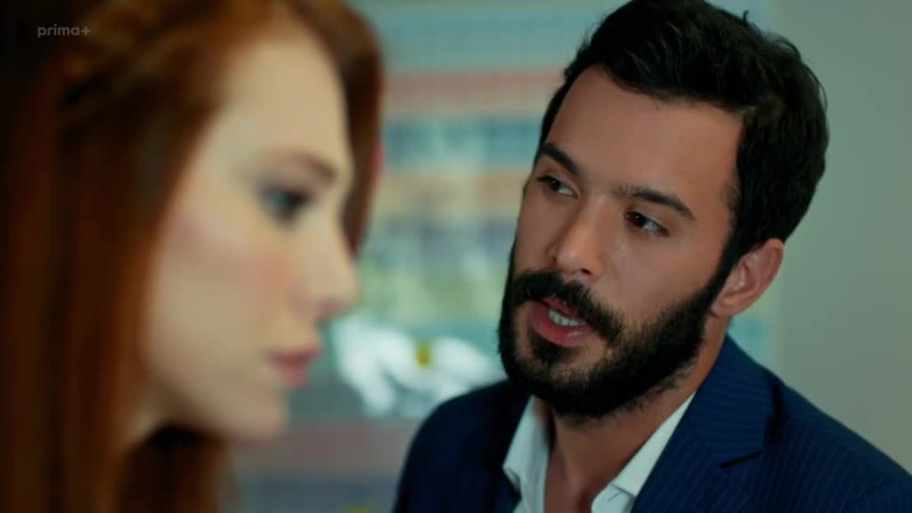 Ve hře je láska 01x999 Defne (Elçin Sangu) a Ömer (Barış Arduç) romantické scény sestřih.mp4