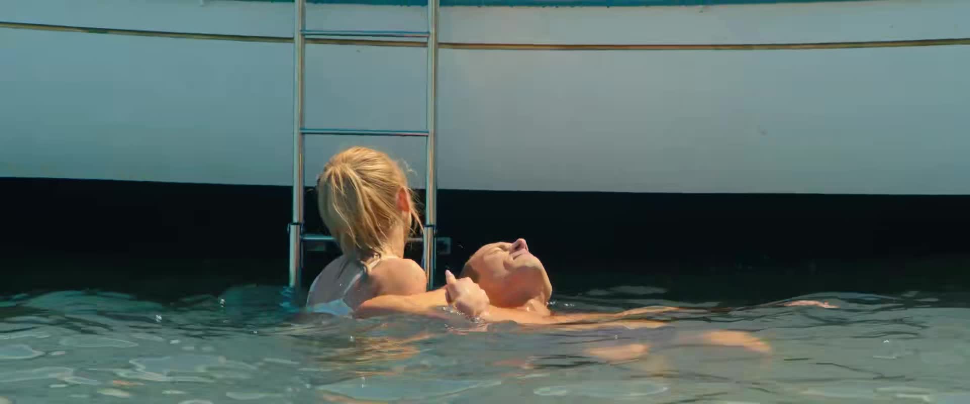 S tebou nikdy (2023)(CZ)(FullHD H265) sestřih romantických scén Glen Powell a Sydney Sweeney.mp4