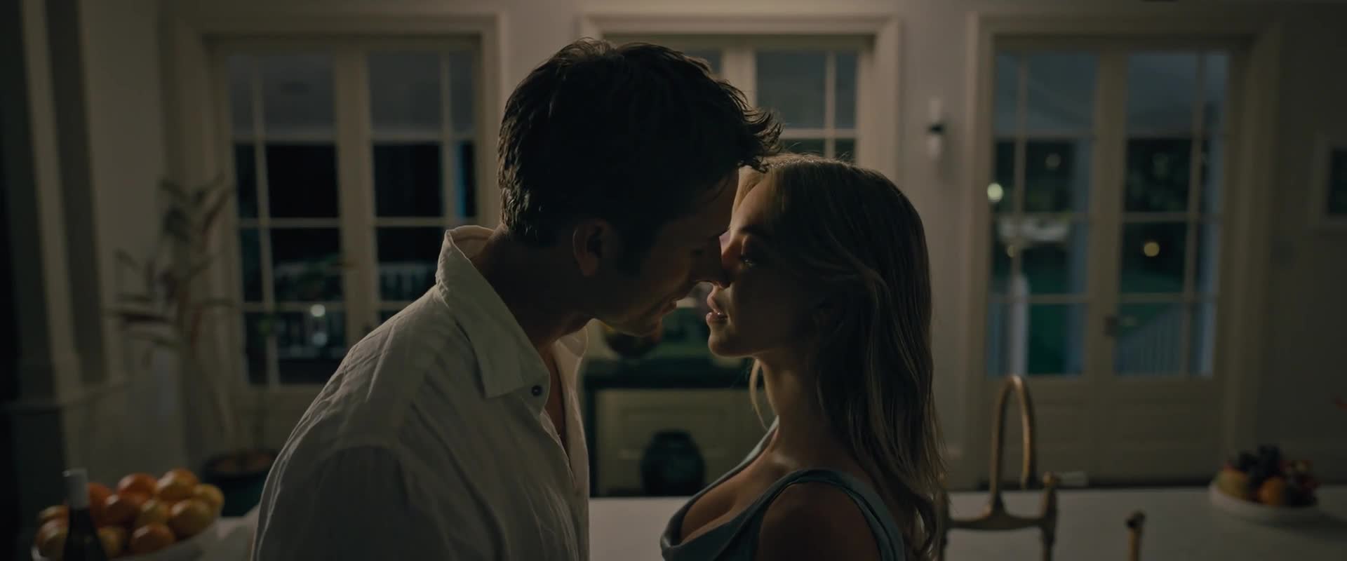 S tebou nikdy (2023)(CZ)(FullHD H265) sestřih romantických scén Glen Powell a Sydney Sweeney.mp4
