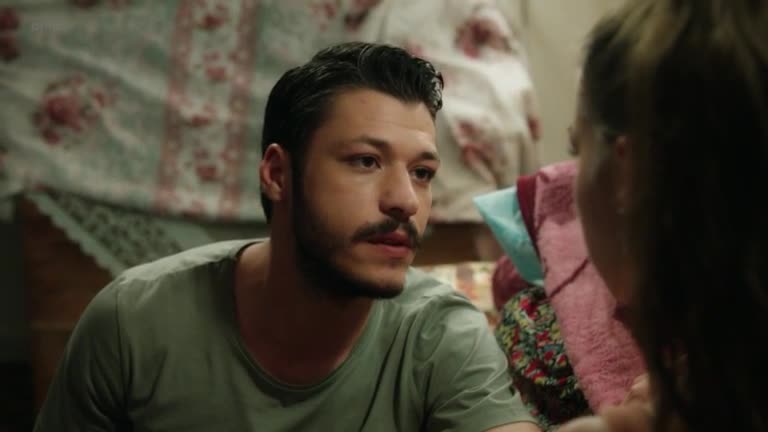 Křehká láska 01x999 Cem (Kubilay Aka) Leyla (Bensu Soral) romantické scény seriálu.mp4