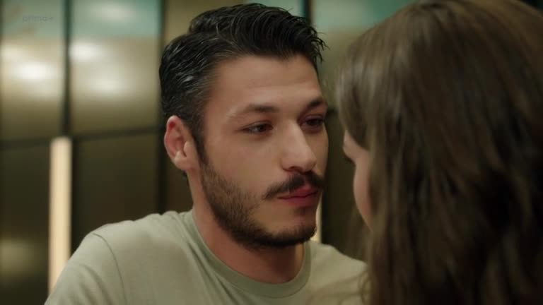 Křehká láska 01x999 Cem (Kubilay Aka) Leyla (Bensu Soral) romantické scény seriálu.mp4