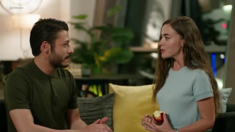 Křehká láska 01x999 Cem (Kubilay Aka) Leyla (Bensu Soral) romantické scény seriálu.mp4