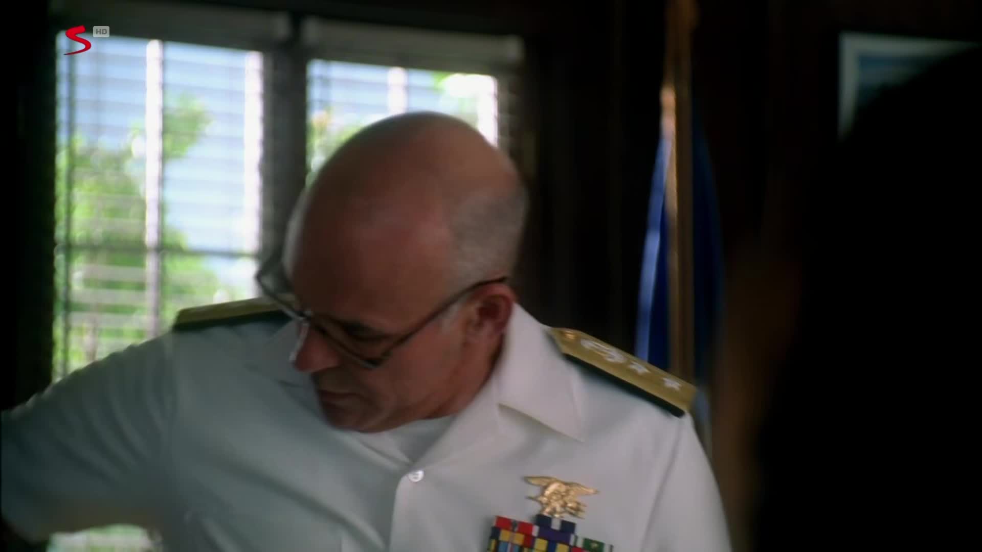 JAG S08E04 24 2002 CZ dabing 1080p FHD Nebezpečná hra mkv