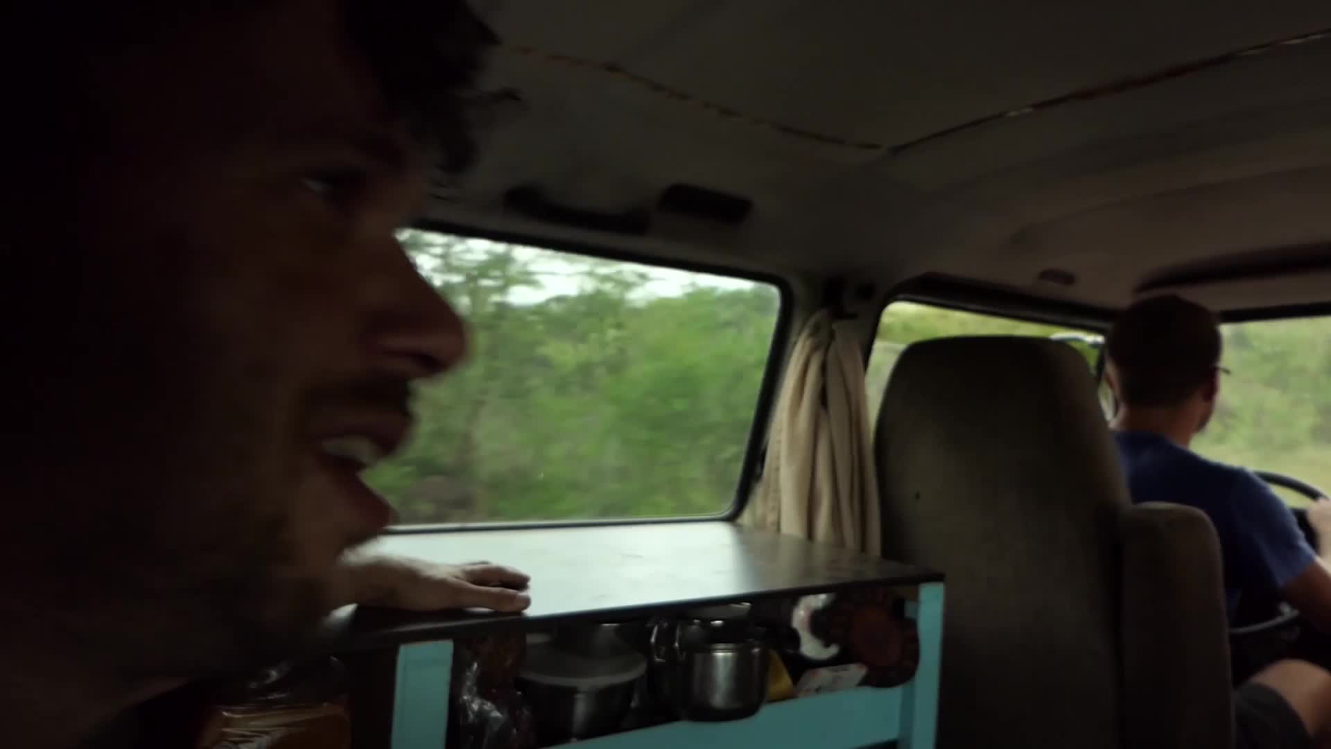 Busny Bonusy S01E16 28 2017 CZ dab 1080p BONUS Kopačák vyrobený z banánovníku, lev na větvi a zážitky s gorilami mp4