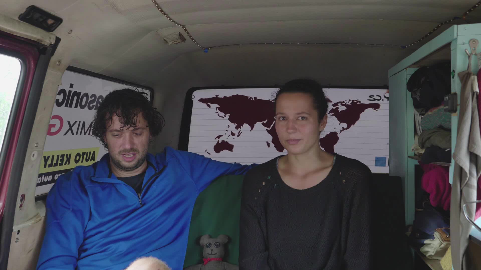 Busny Bonusy S01E19 28 2017 CZ dab 1080p Kolik stojí výstup na Kilimandžáro Nahoru vám klidně vynesou i soukromý záchod, nosiči mají běžně na hlavě mp4