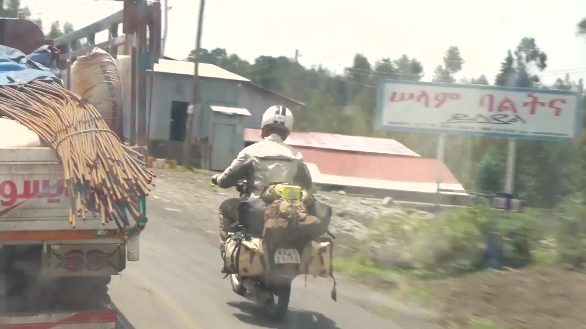 Busny S01E09 26 2017 CZ dab 1080p Etiopie, země pro silné nátury Místní bohužel ukázali, v čem jsou dobří mp4