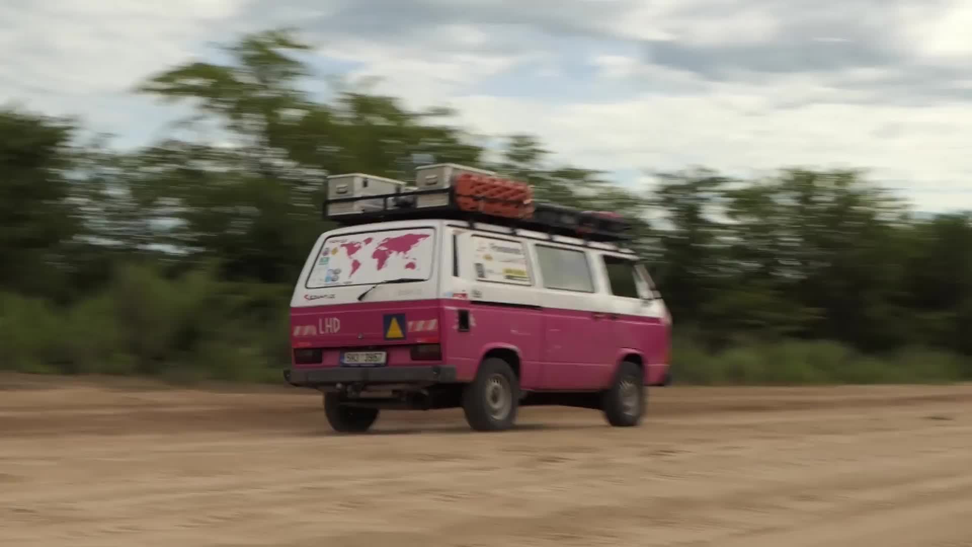 Busny S01E23 26 2017 CZ dab 1080p Velké dilema Nudný pohodlný asfalt, nebo dobrodružná buvolí stezka mp4