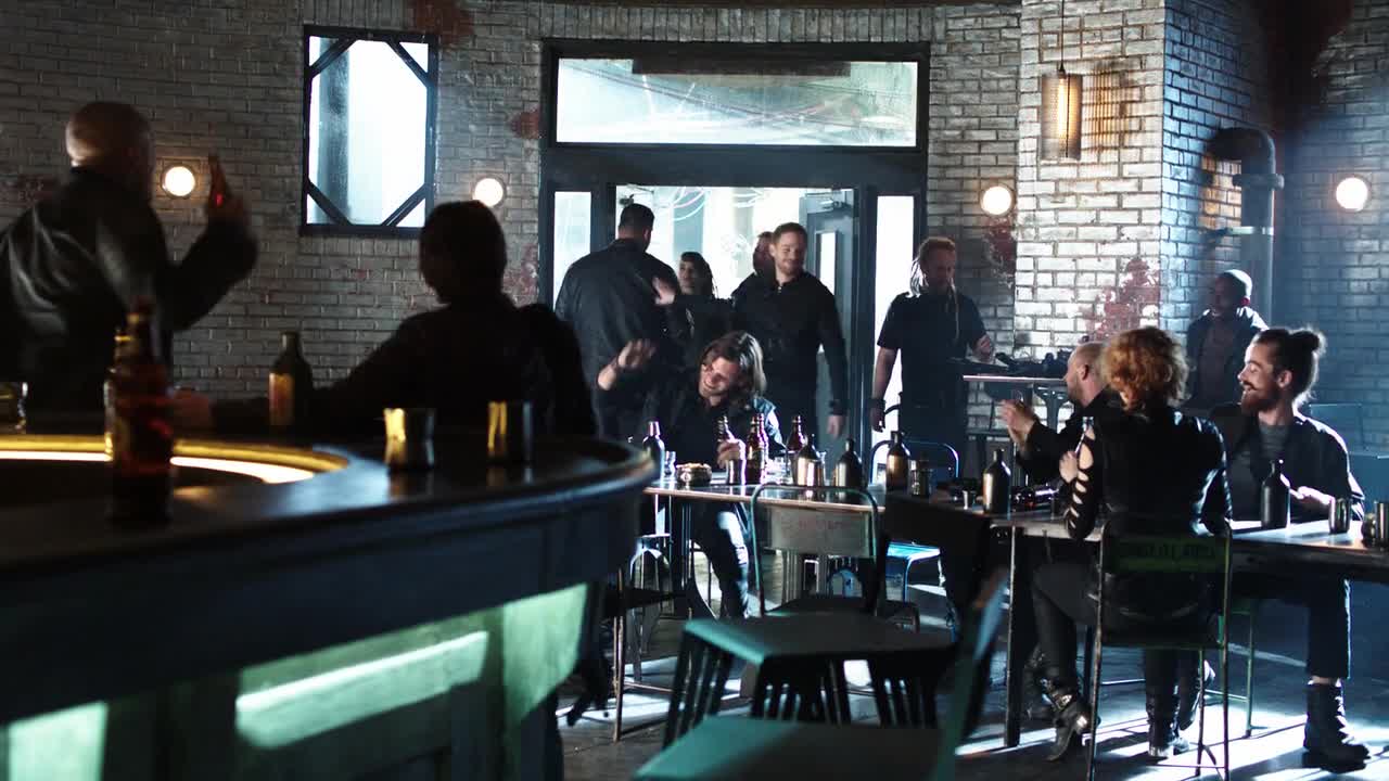 VESMÍRNÍ LOVCI Killjoys s01e06 Jedna krev mp4