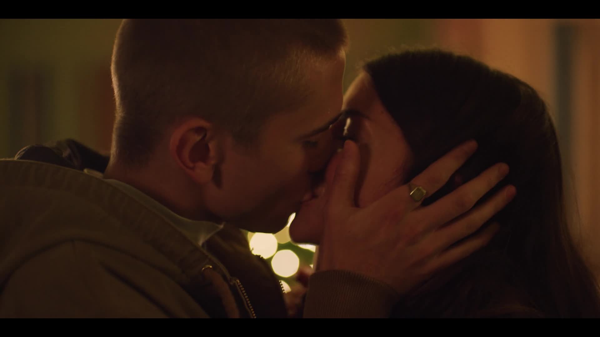 Vánoce u našich S02E06 Vánoční zmatek Hjem til jul last scene confession závěrečná romantická scéna vyznání.mkv