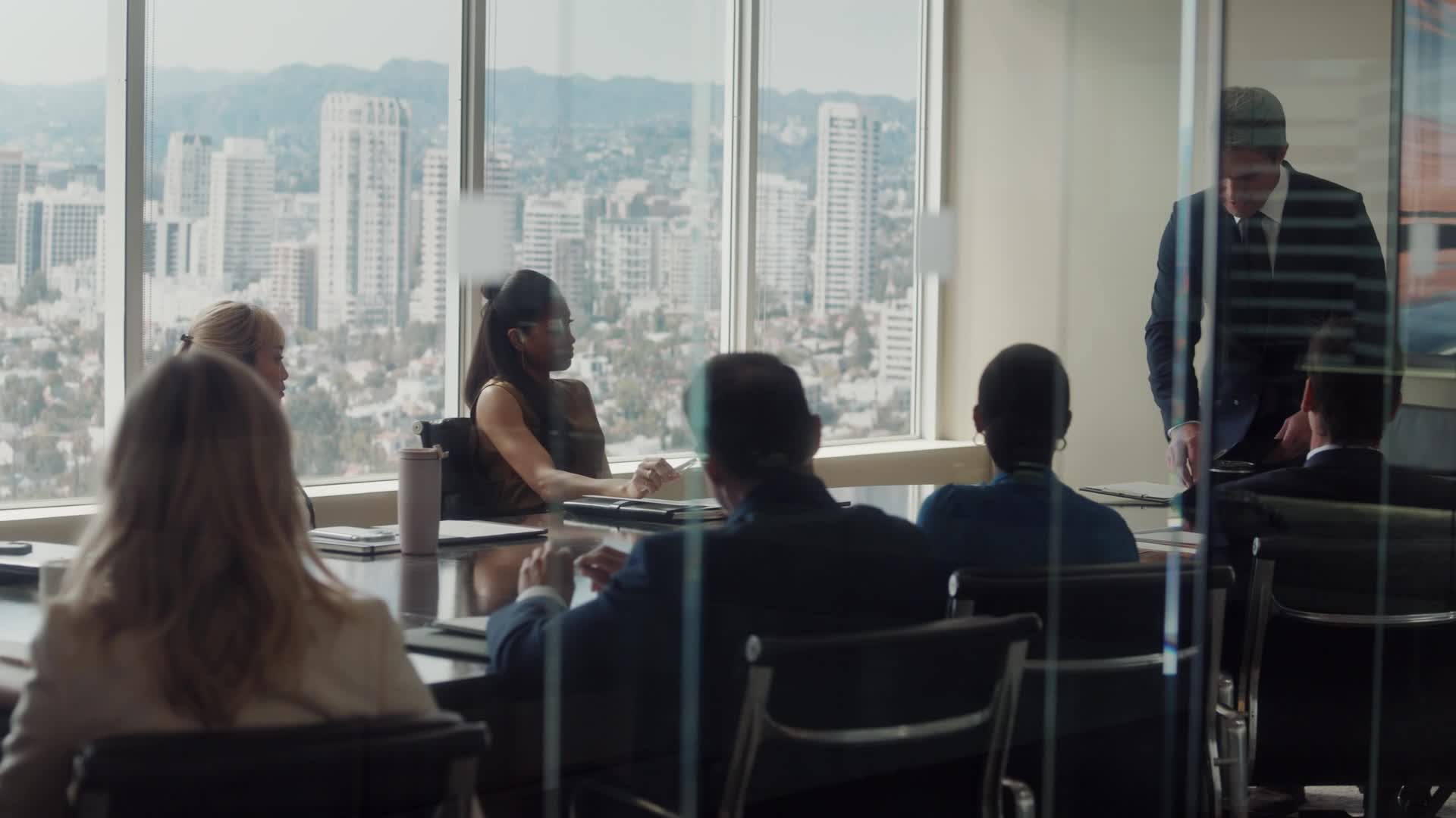 Kravaťáci L A S01E07 13 2025 CZ dab 1080p Dobré časy mkv