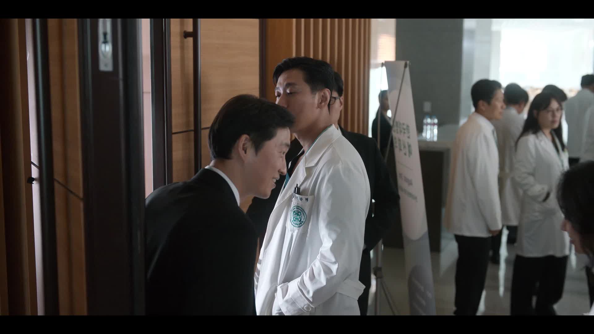 Hrdinové z úrazovky S01E04 Blíž, než si myslíš (2025) drama cztit mkv