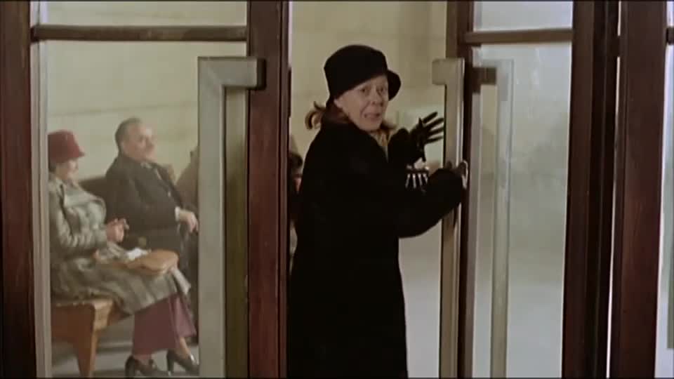 Nesnáze pana účetního (Paolo Villaggio,Anna Mazzamauro,Gigi Reder 1976 Komédie Bdrip 1080p ) Cz dabing mp4