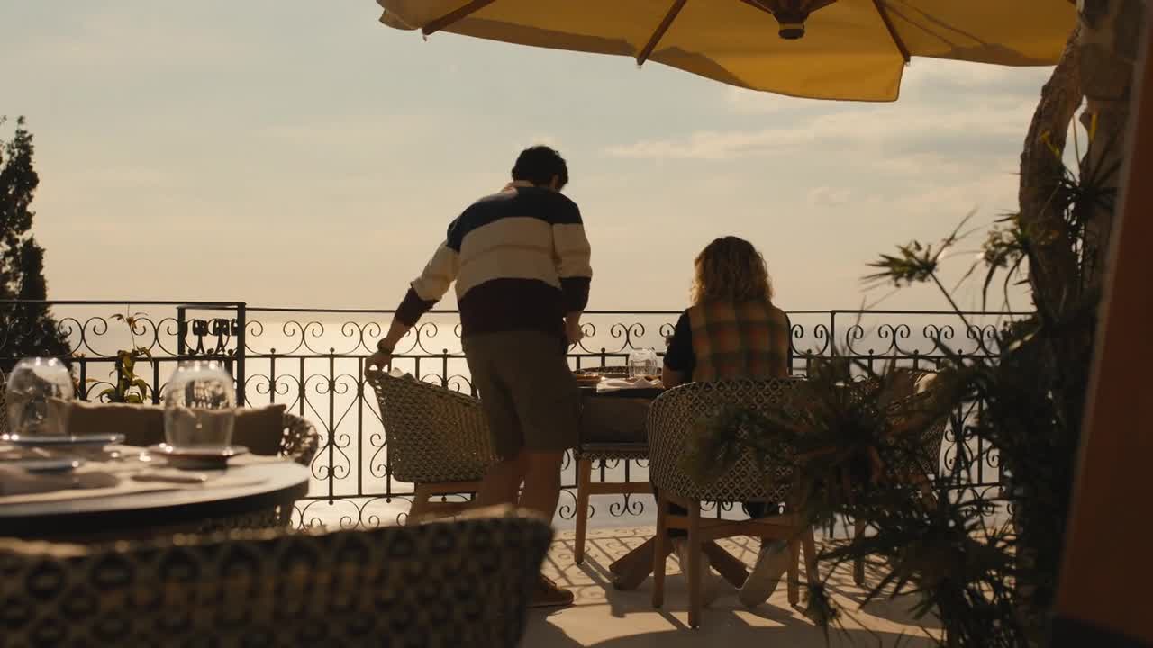 Bílý lotos S02E03 Sloní býci (2022) komedie drama czdab mp4