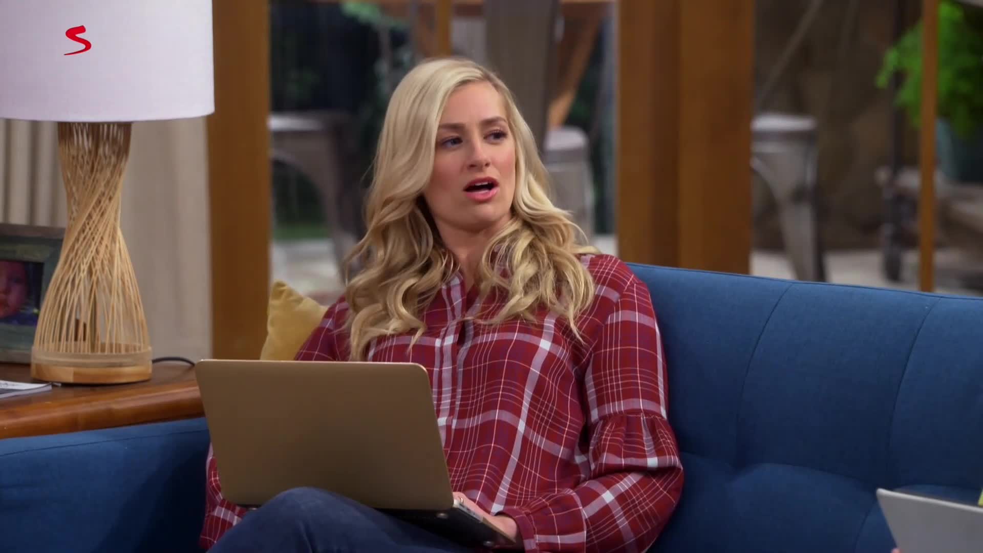 Sousedství S01E21 Welcome to the Conversation (2018) komedie czdab mp4
