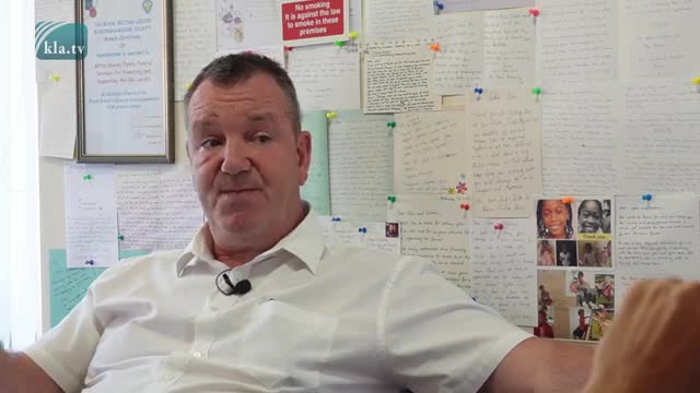 Očkovaným lidem roste v žilách Návštěva u ředitele pohřební služby Johna O'Looneyho mp4
