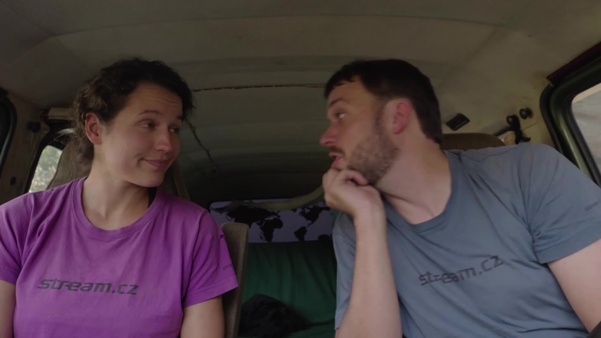 Busny S01E22 26 2017 CZ dab 1080p Busny jsou konečně zpět! Na co si dát pozor na černobílé cestě po JAR mp4