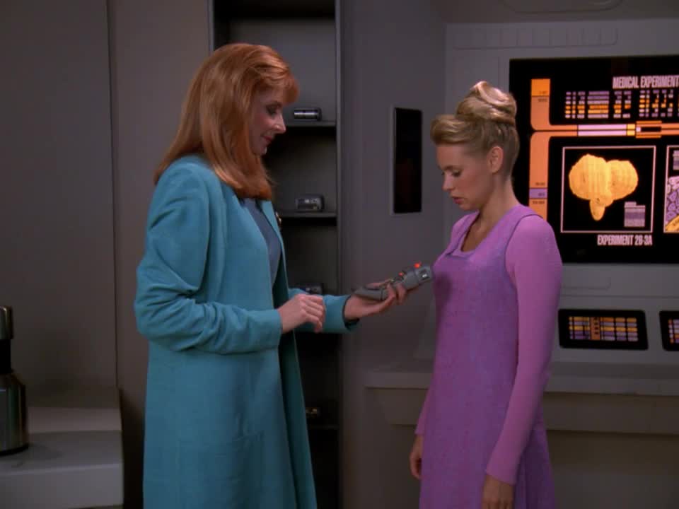 Star Trek Nová generace S06E06 Slečna Q CZ dabing mp4