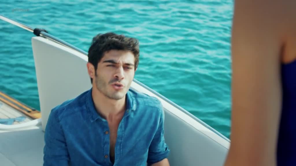 Láska beze slov 01x999 Murat (Burak Deniz) Hayat (Hande Erçel) romantické scény.mp4