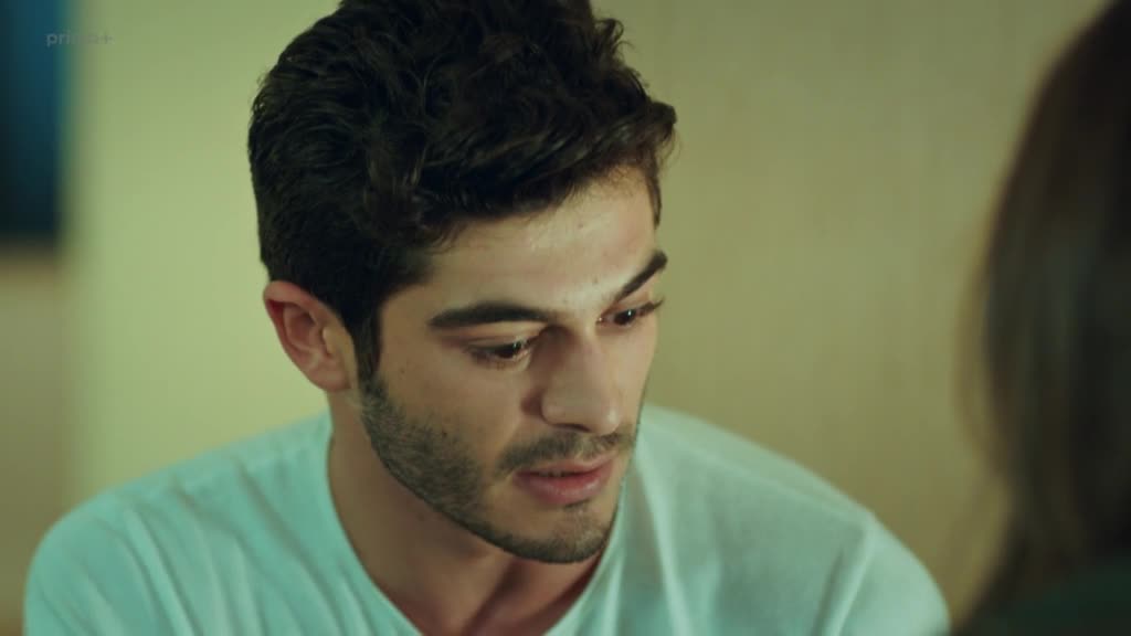 Láska beze slov 01x999 Murat (Burak Deniz) Hayat (Hande Erçel) romantické scény.mp4