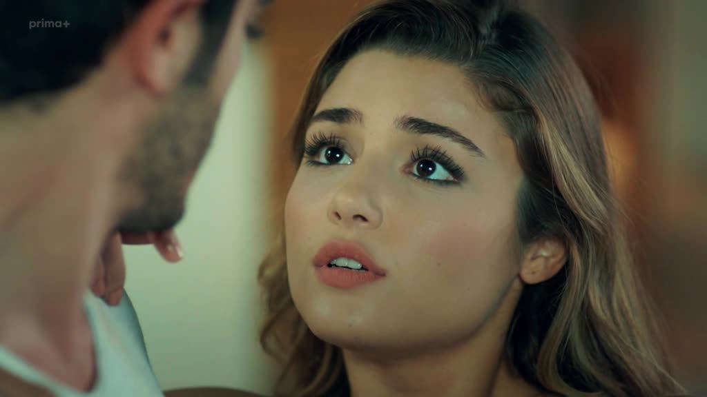 Láska beze slov 01x999 Murat (Burak Deniz) Hayat (Hande Erçel) romantické scény.mp4