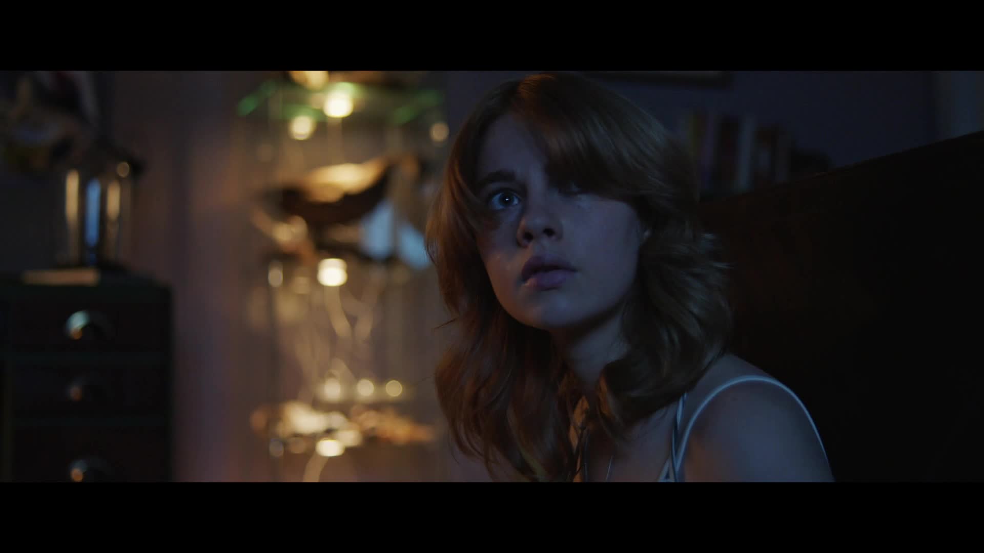 Dievča v okne (Radha Mitchell,James Mackay,Ella Newton,Jackson Gallagher 2022 Horor Thriller Bdrip 1080p ) Sk dabing mkv