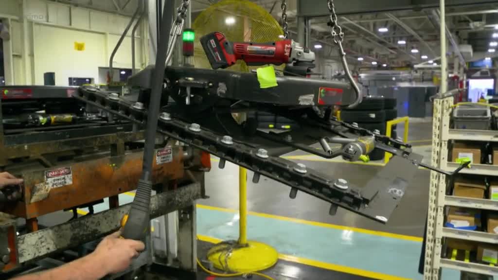 Vyjimecne projekty S02E02 Vyroba americkeho tahace [Highway Bound The Making of an American Truck] (cz en 576p) mkv