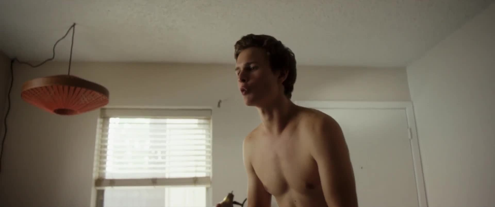 Klub miliardářů (Ansel Elgort,Taron Egerton,Kevin Spacey,Emma Roberts 2018 Životopisný Drama Bdrip 1080p ) Cz dabing avi