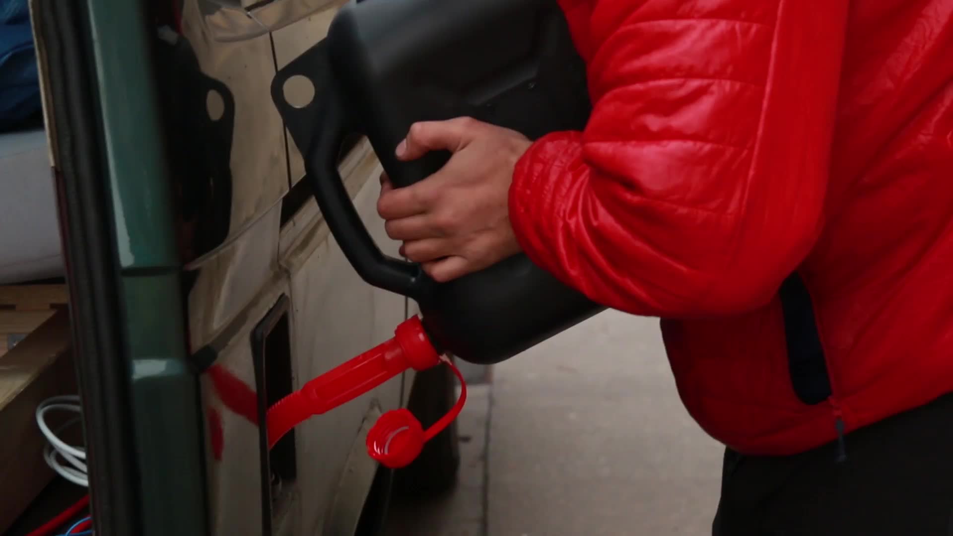 Busny S01E01 26 2017 CZ dab 1080p Cesta kolem světa začíná! Nástrahy číhají všude, hlavně na tureckých hranicích! mp4