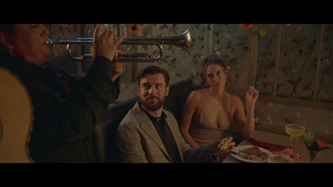 Roboti (Shailene Woodley, Jack Whitehall, Paul Rust 2023 Komedie Romantický Sci Fi Bdrip 1080p ) Cz dabing mkv