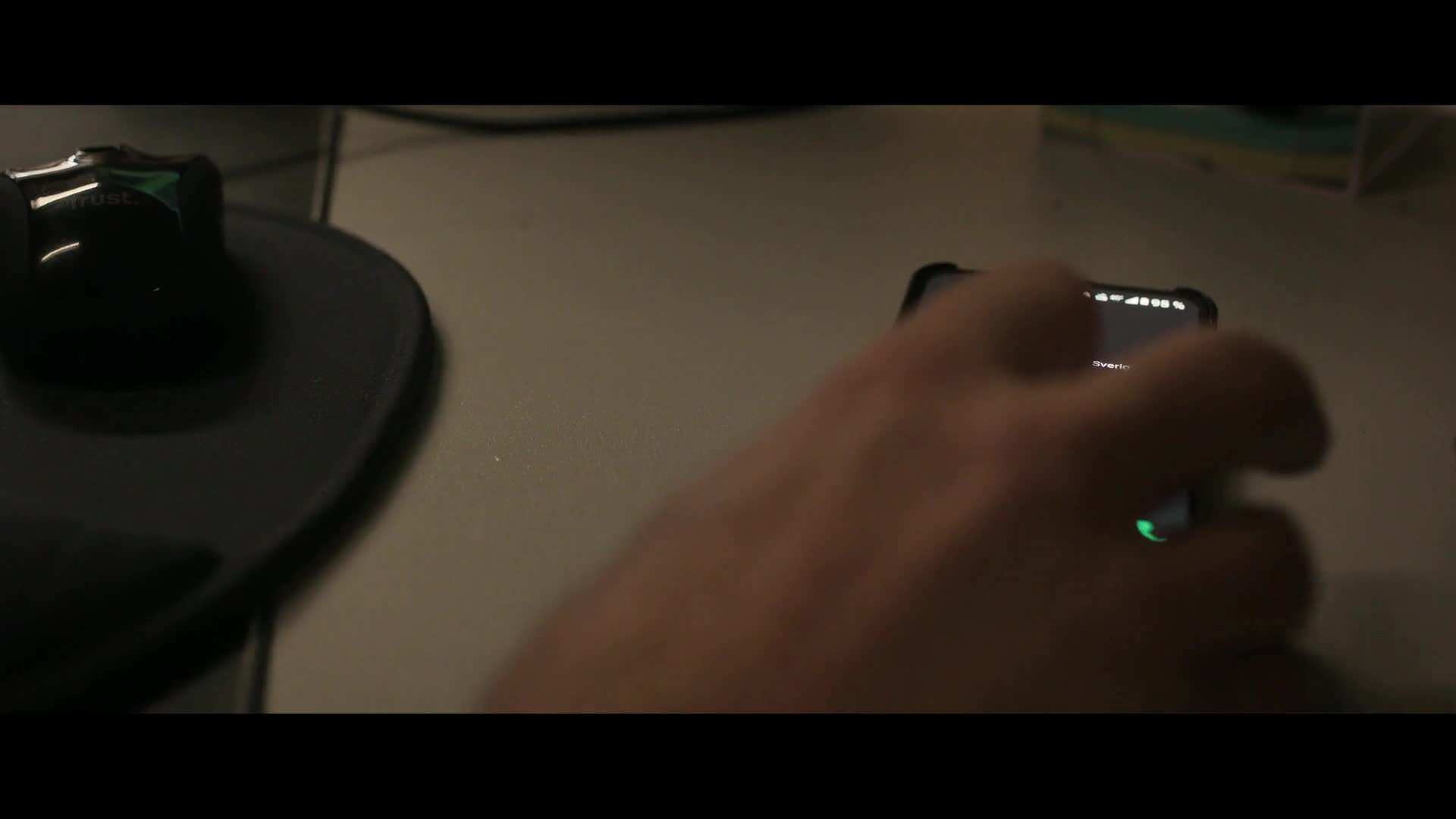 Pod skleněnou kupolí S01E05 2025 CZ dabing mp4