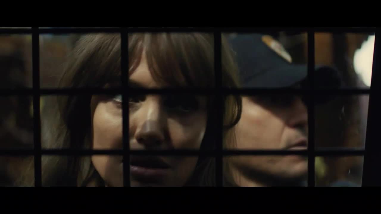 Kdo mi jde po krku (Angelina Jolie, Jon Bernthal, Nicholas Hoult 2021 Thriller Drama Akční Bdrip 1080p ) Cz dabing avi