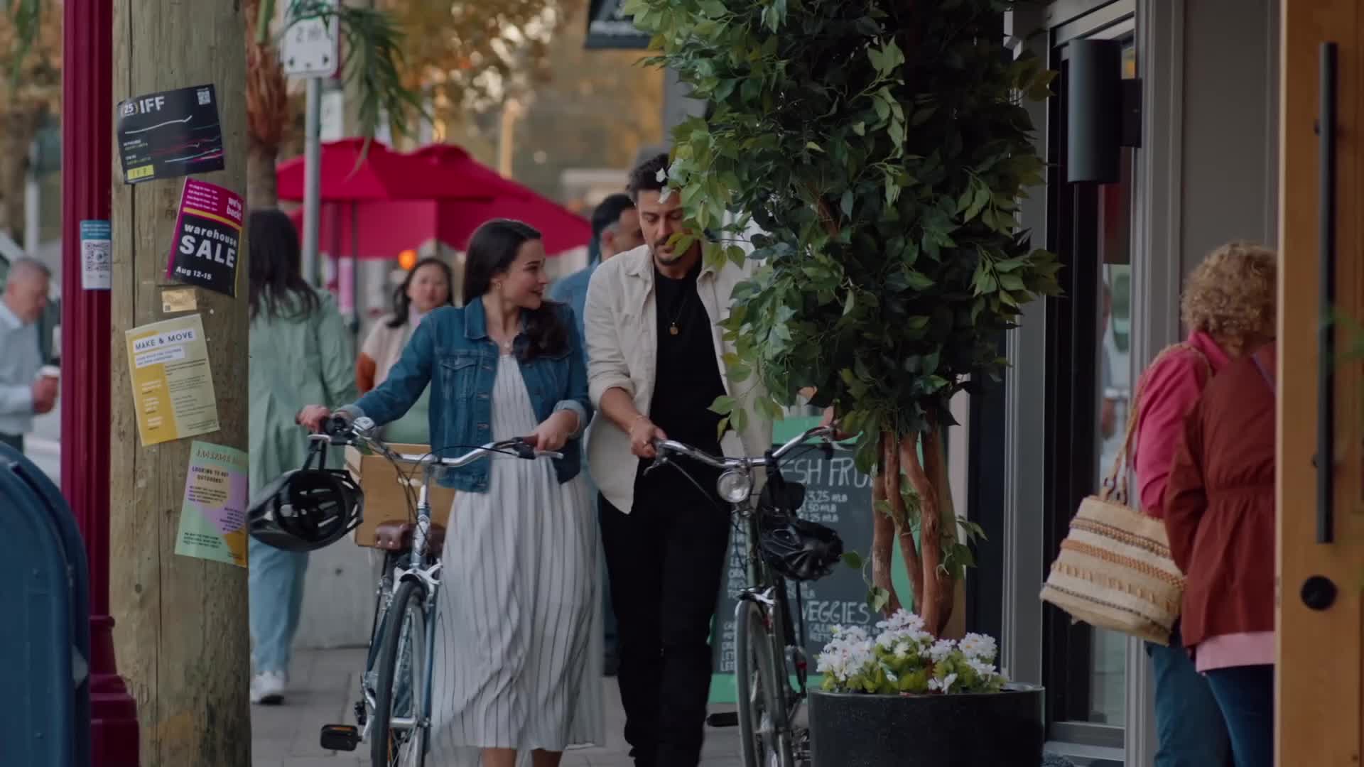 Její portrét A Picture of Her WEB DL CZ EN 2023 1080p Jake (Tyler Hynes) Beth (Rhiannon Fish) romantické scény.mkv
