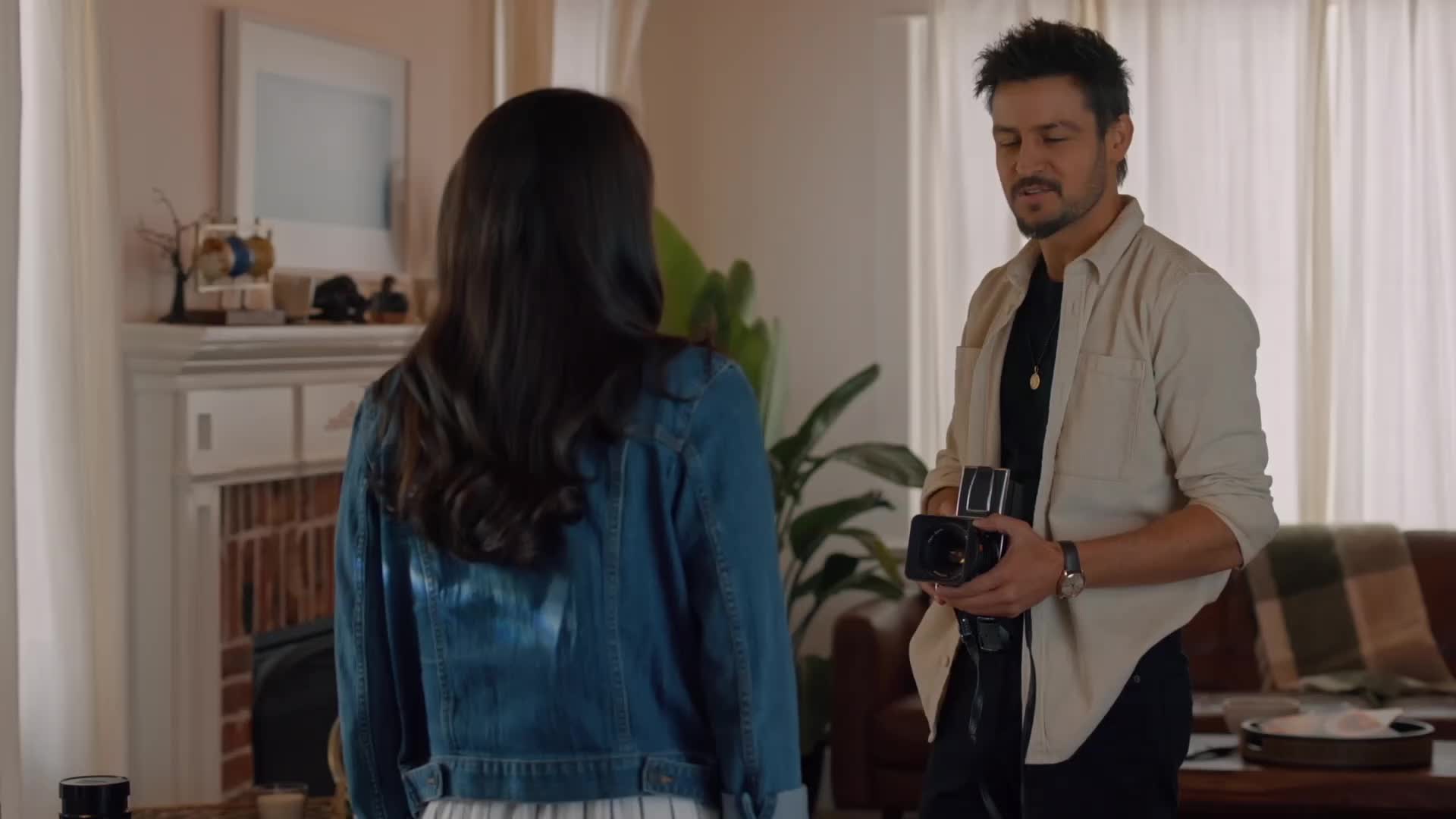 Její portrét A Picture of Her WEB DL CZ EN 2023 1080p Jake (Tyler Hynes) Beth (Rhiannon Fish) romantické scény.mkv
