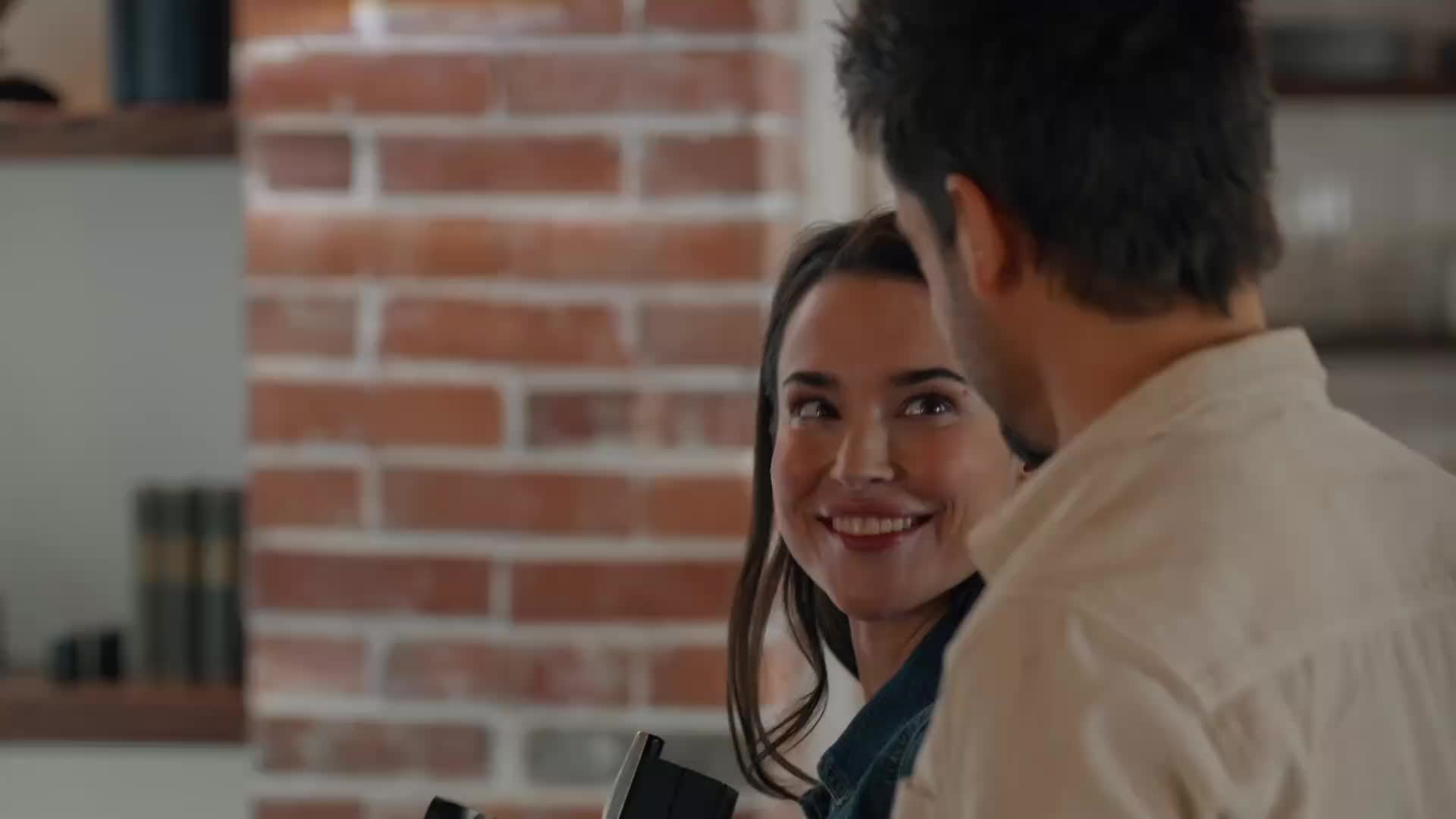 Její portrét A Picture of Her WEB DL CZ EN 2023 1080p Jake (Tyler Hynes) Beth (Rhiannon Fish) romantické scény.mkv