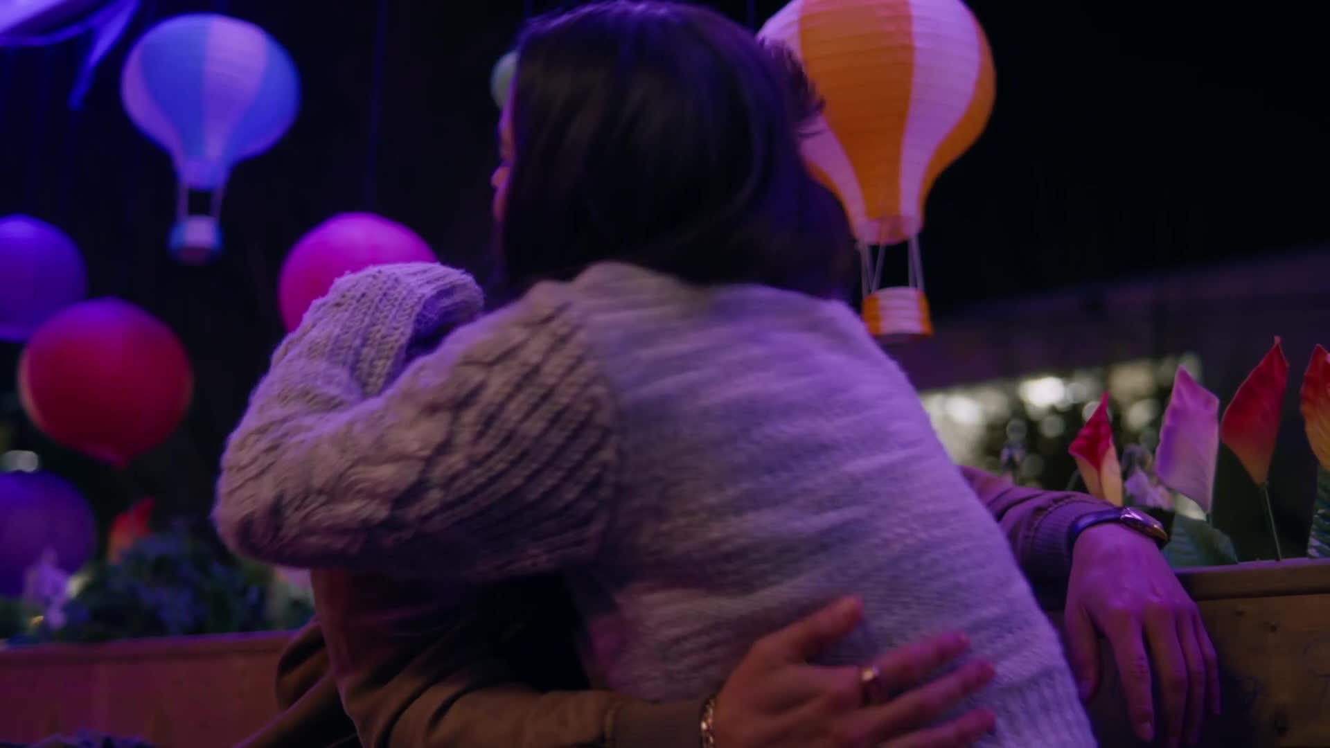Její portrét A Picture of Her WEB DL CZ EN 2023 1080p Jake (Tyler Hynes) Beth (Rhiannon Fish) romantické scény.mkv