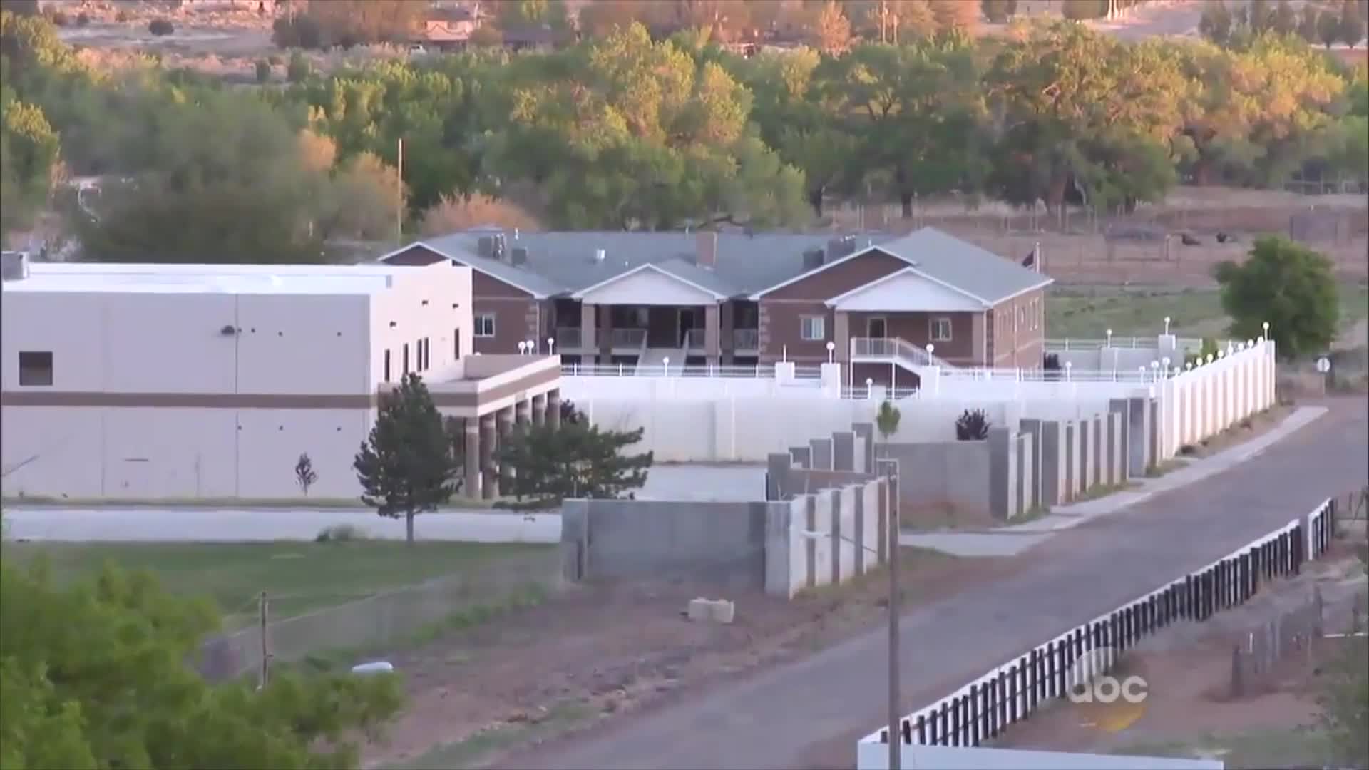 Tady žije zlo S01E01 17 2024 CZ dab 1080p Pedofil a milovník nezletilých Warren Jeffs Za zdmi jeho sekty se děla mp4