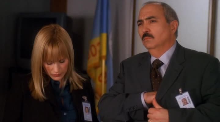 medium 01×12 Kněz, doktor a médium na popravě (Priest, a Doctor and a Medium Walk Into an Execution Chamber, A) avi