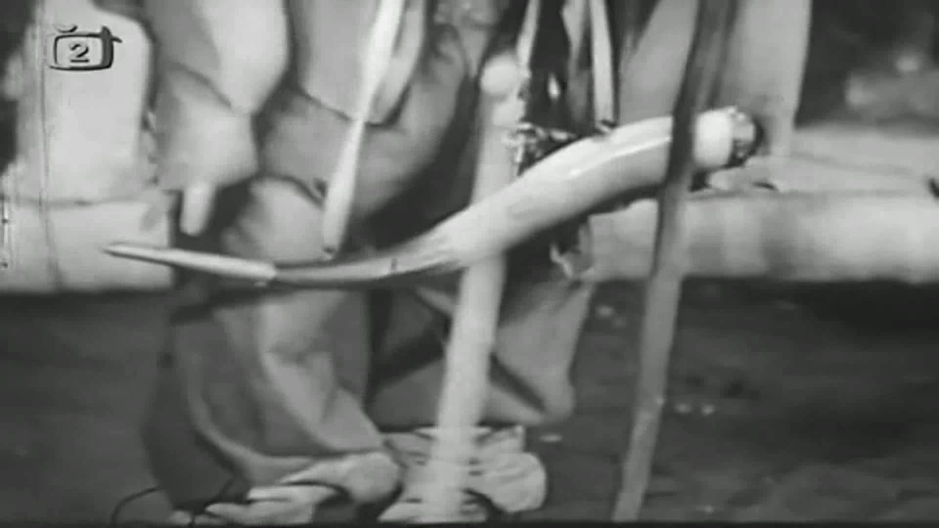 Werich a Horníček ve hře Balada z hadrů mp4