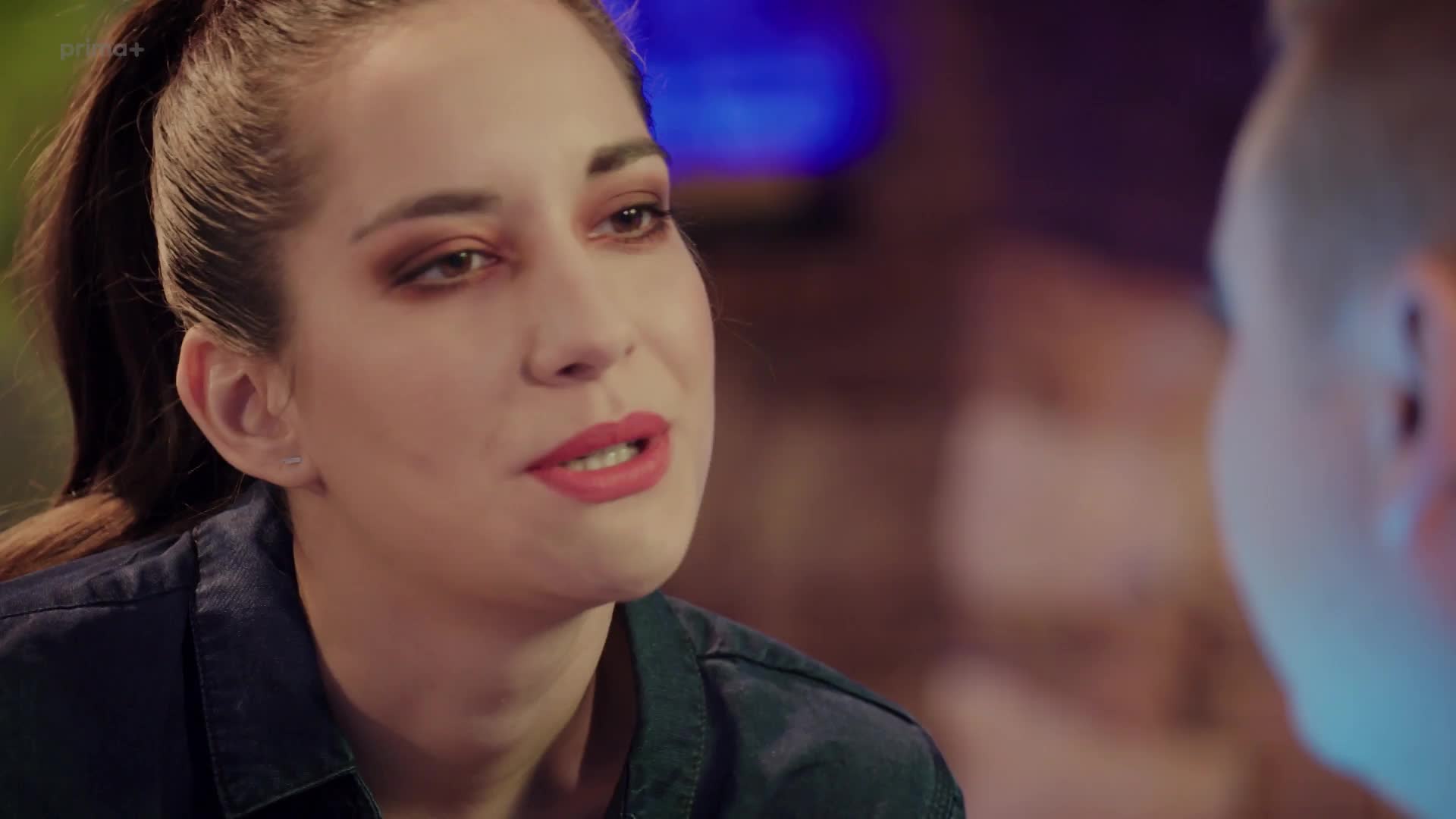 Po hlavě S01E08 {2020} komedie mkv