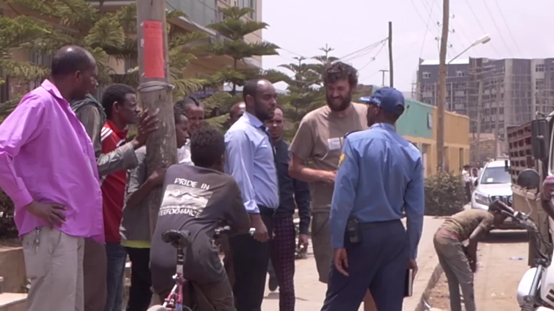 Busny S01E10 26 2017 CZ dab 1080p Někdo žebrá, někdo čumí, někdo krade A jak vyšetřuje etiopská policie krádež Taky jen čumí mp4