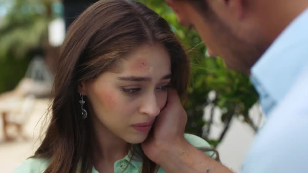Souboj s láskou 01x999 Emir (Burak Çelik) Efsun (Cemre Bayselová).mp4