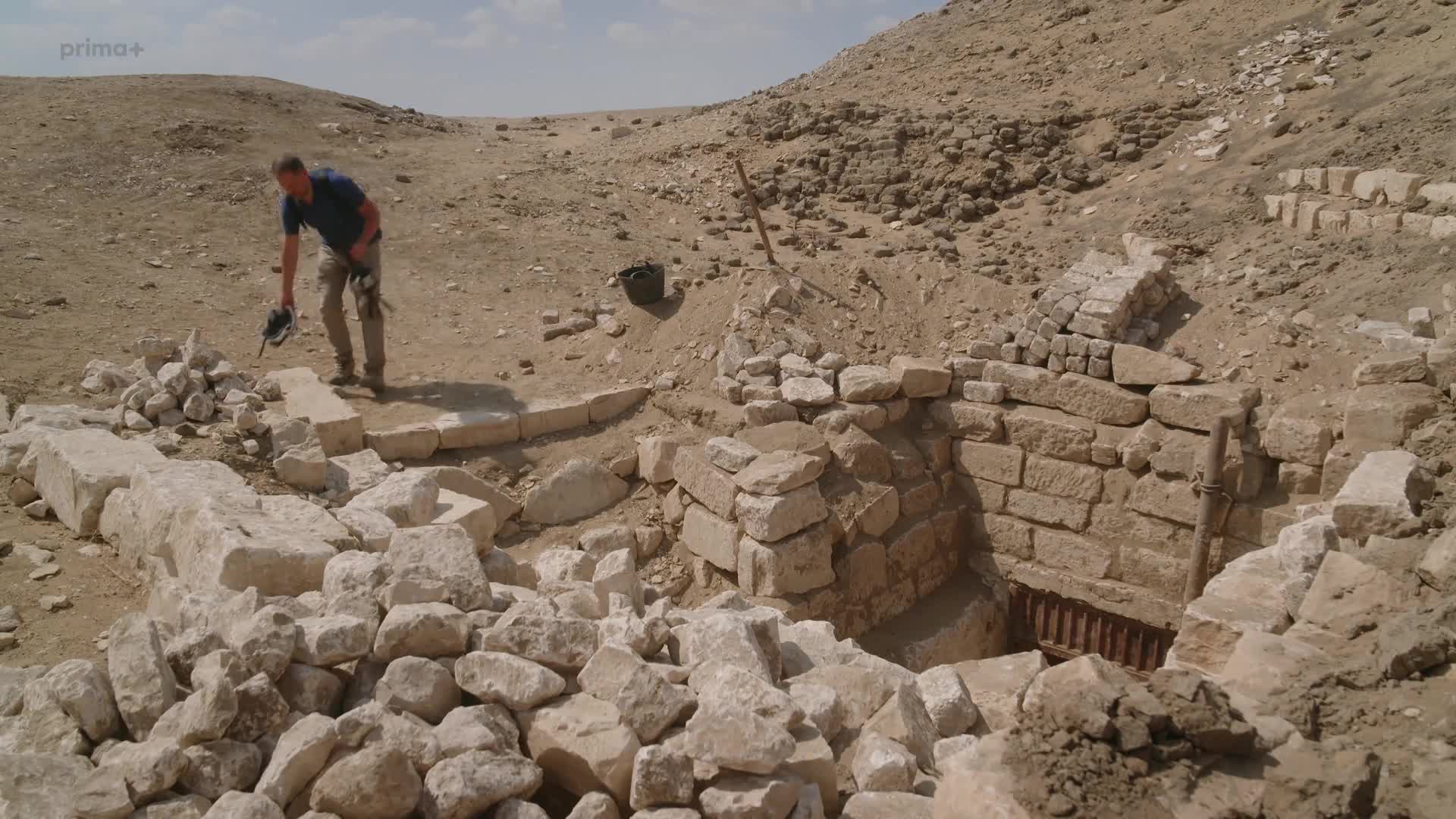 Uvnitr pyramid 6 Cerna pyramida Skryte podzemi (cz fr 1080p) mkv