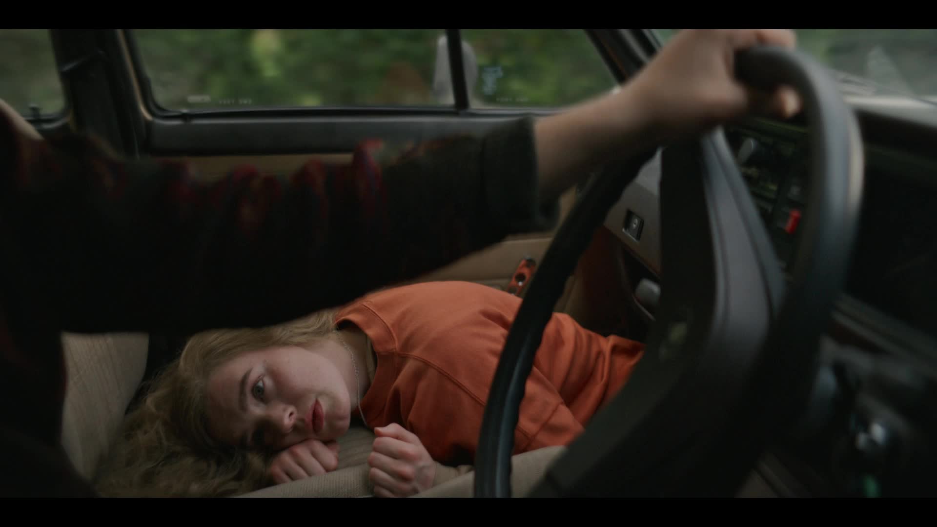 Kdo se modlí, neshoří   Everyone Else Burns S01E03 CZ dabing HD 1080p mkv