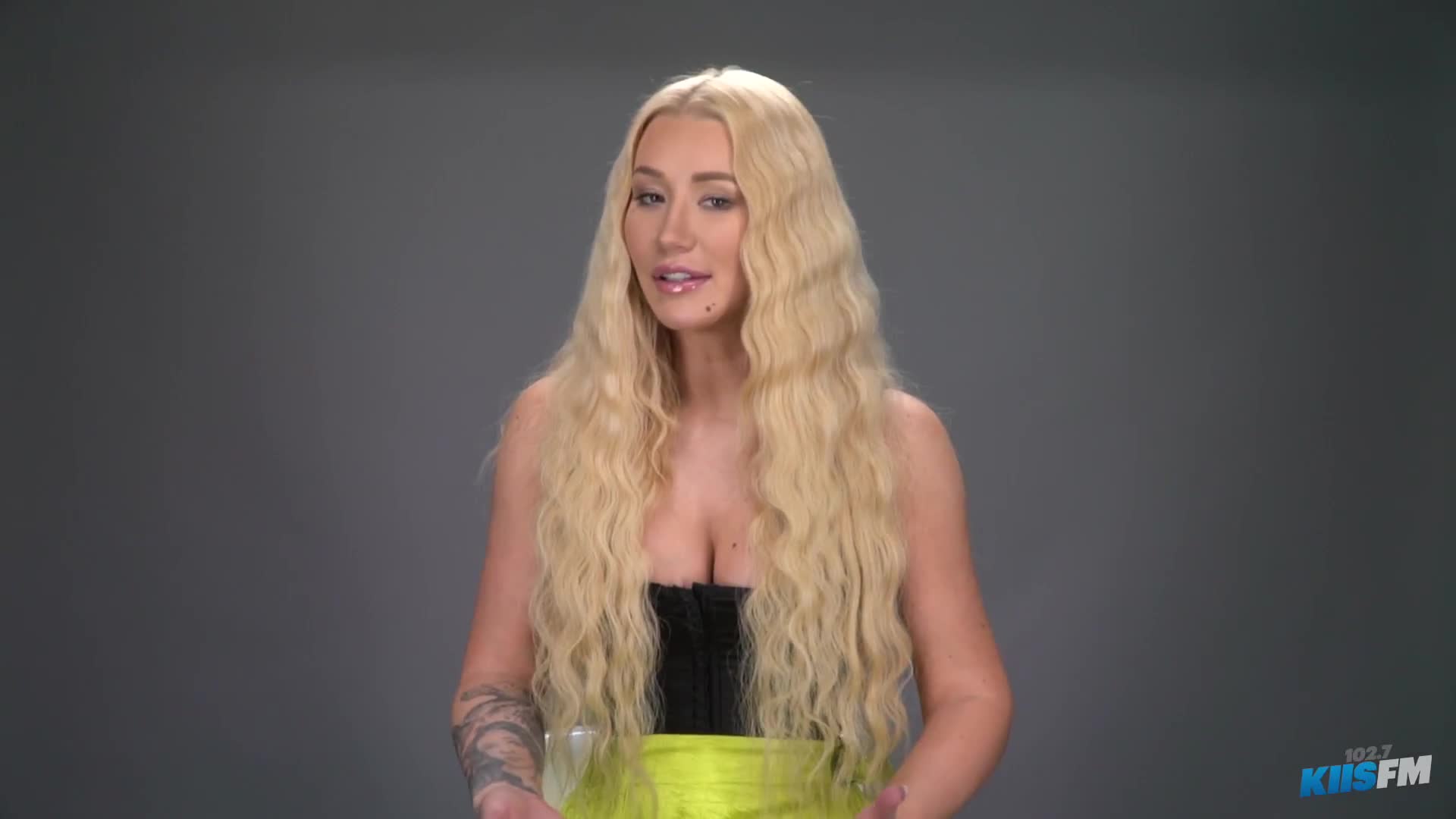 Iggy Azalea Is Back With New Single Savi Media hPNFrJ4 1A 001 1080p mp4
